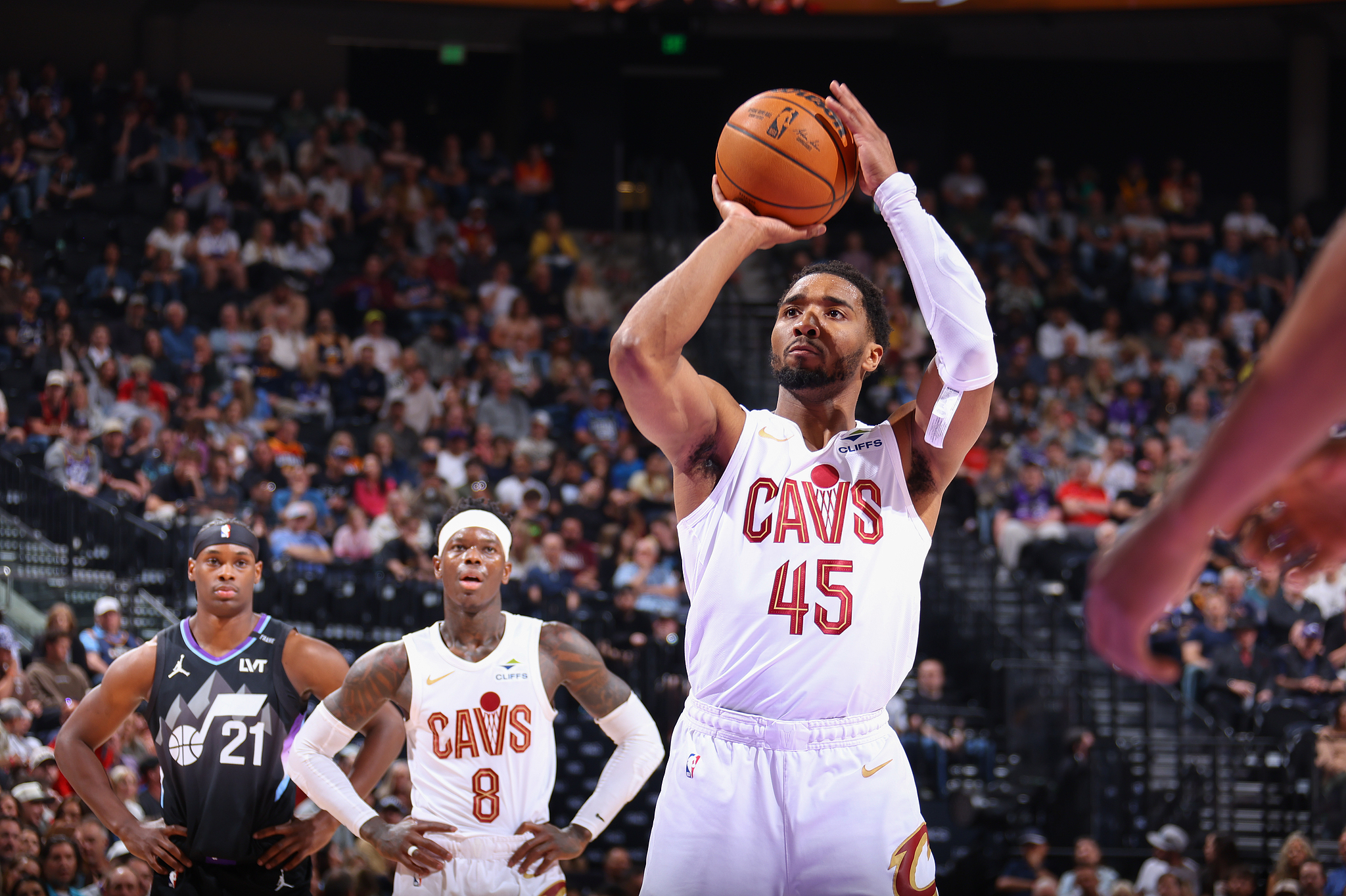 开云-米切尔34分哈登13+6+14 骑士送爵士6连败